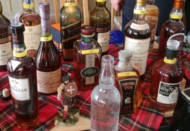 Verschiedene rare Single Malt Flaschen